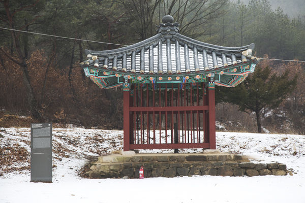 보각국사 일연선사의 행적을 기록했던 비석을 보호하는 보호각, 훼손된 비석이지만 이를 보호하기 위하여 보호각을 지었다.