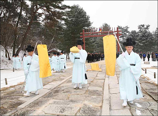 홍릉 제향 모습 - 전향축례