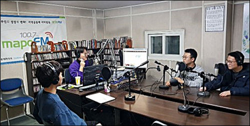 숭문고등학교 3학년 학생들이 마포FM 스튜디오에서 라디오톡 방송을 진행하고 있다