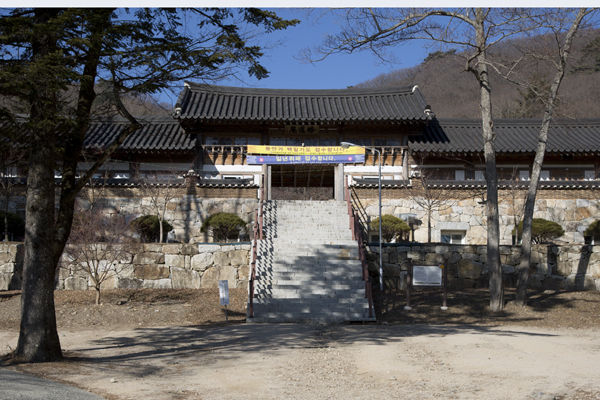 수도암 주차장에서 본 요사채