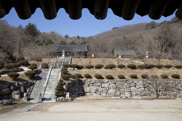 요사채에서 본 수도암 본전인 대적광전과 약광전 그리고 석탑