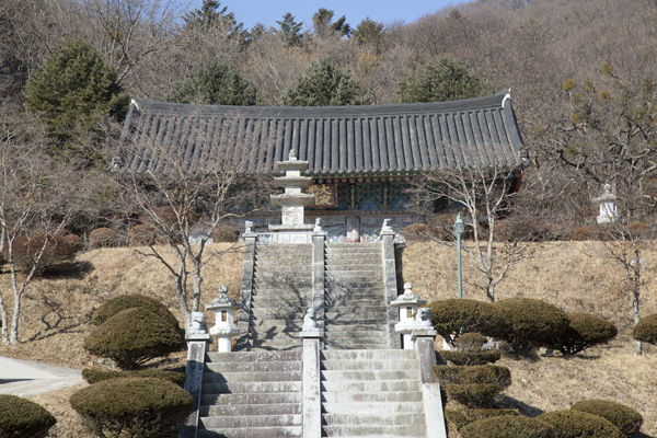 대적광전으로 오르는 길, 위에 석탑과 대적광전이 있다.