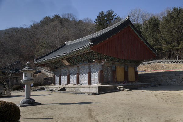 대적광전과 석등