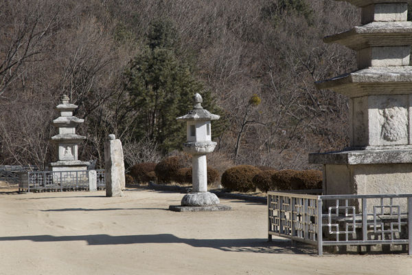 대적광전 약광전 앞 석탑과 석등