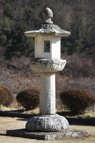 대적광전 앞 석등, 화사석이 절반은 깨져 없어져 있던 것을 본래 모습으로 추정 복원 보수하였다.