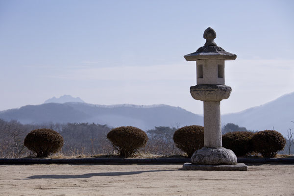 대적광전 앞에서 본 전면 산세와 석등