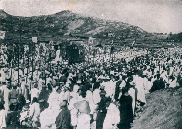 동대문 밖에서 고종 장의행렬을 지켜보는 군중들 《덕수궁국장화첩(경성일보사, 1919)》