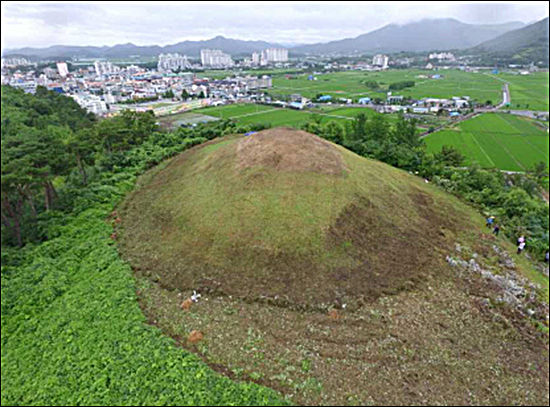 경남 함안 말이산 고분(사적 제515호) 13호분 남서북동 전경(문화재청 제공)