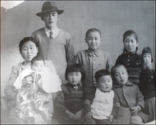 정미유기 씨 조부모 가족사진, 갓난아기인 정미유기 씨를 할머니가 안고 있는 모습(1946년), 정미유기 씨는 정 씨이며 일본이름 식으로 미유기라고 지음