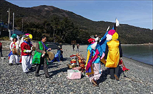완도 예송리 상록수림(천연기념물 제40호)에서 펼쳐지는 완도 예송리 당제
