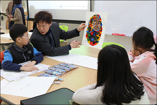 어린이들과 지도자가 나누는 대화