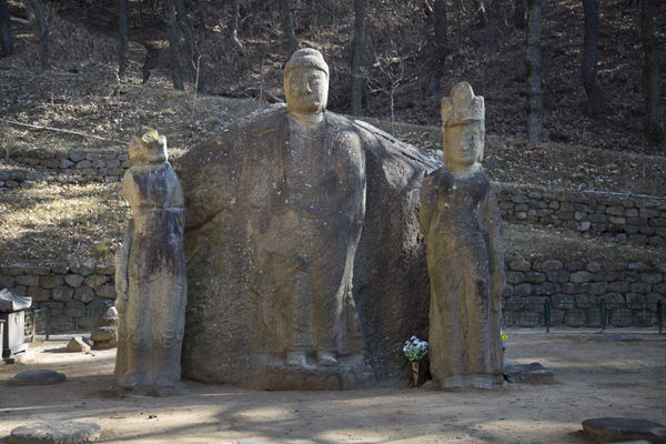 사방불의 서쪽 면, 불상의 오른쪽 보살은 머리부분이 사라져 너무도 아쉽다. 이런 야만적인 일을 한 사람들도 우리의 조상들이었다