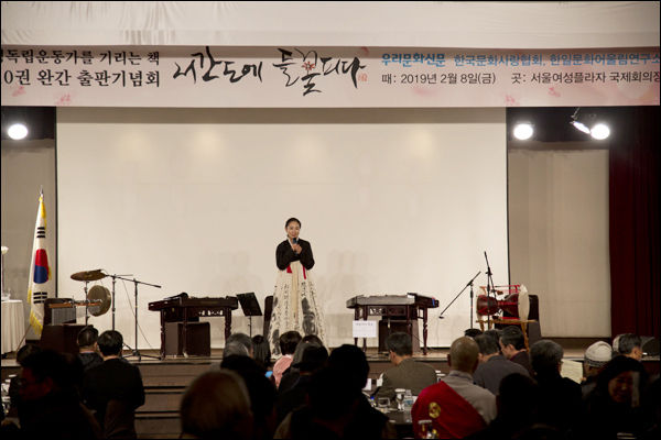 앞풀이 공연에서 이윤옥 작시, 주세페김 작곡 "아들아 아들아" 노래를 하는 팝페라 가수 구미꼬김