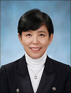 ‘한국 현대미술에서 전통 해석과 원용’이라는 제목의 강연을 할 조은정 강사