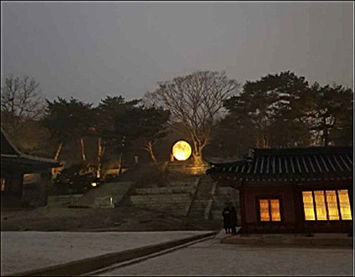 창경궁 풍기대 주변에 설치한 대형 달 모형