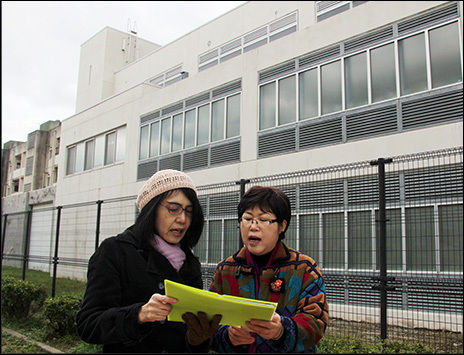 후쿠오카 형무소 터 앞에서 윤동주 시인이 즐겨 부르던 노래 “내 고향으로 날 보내주(미국민요)”를 부르는 마나기 미키코 씨와 이윤옥 시인