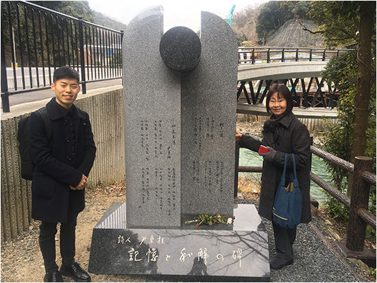 일본에 세번째 세워진 우지강변의 윤동주 시비 앞에선 교토조형예술대학 영화학과 손장희 학생과 윤동주 시를 완역한 우에노 미야코 시인