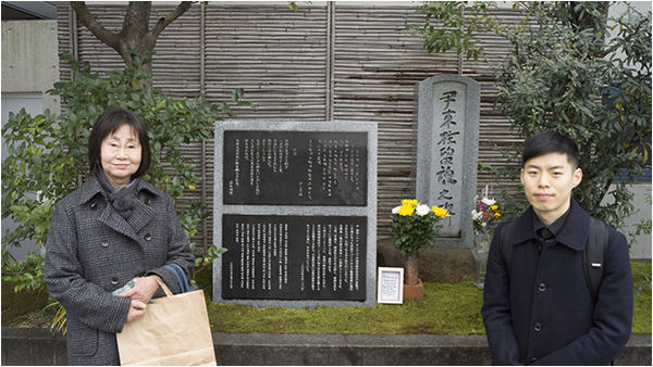 윤동주 시인 기념비 앞에선 교토 조형예술대학 영화학과에 대학중인 손장희 학생과 우에노 미야코 시인. 이번 사진은 손장희 학생이 제공했다.