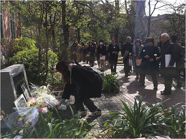 윤동주 시비 앞에 헌화하는 참석자들