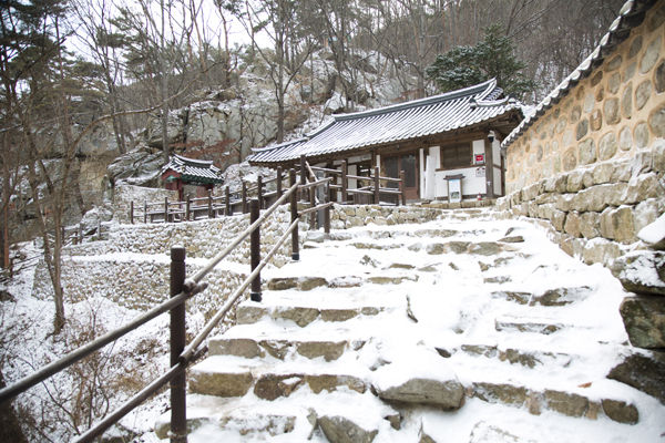 마애삼존불 관리사