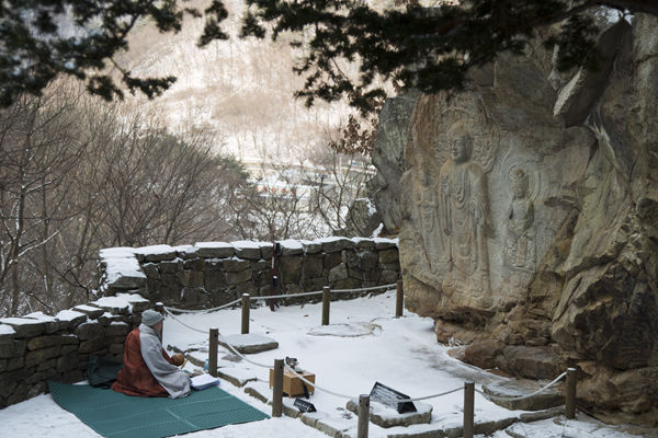 마애삼존불 앞에서 기도 드리는 스님-1