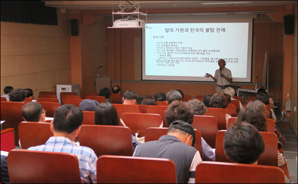 안동의 탑에 대해 강의를 하는 임세권 안동대학교 사학과 명예교수