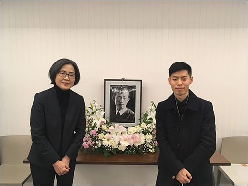 릿쿄대학 모임의 대표인 야나기하라 야스코 씨와 손장희 학생