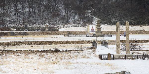 서산마애삼존불에서 1.0km쯤 떨어진 곳에 있는 보원사터 전경. 당간지주, 오층석탑, 승탑과 비석이 있다. 절 전각들 위치는 발굴조사 후 다시 흙으로 덮었다.