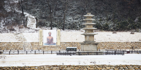 석탑과 금당에 안치되었던 철불사진
