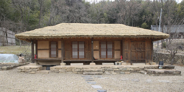 마당에서 본 안채모습