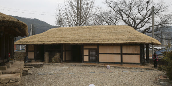 마당에서 본 대문채모습