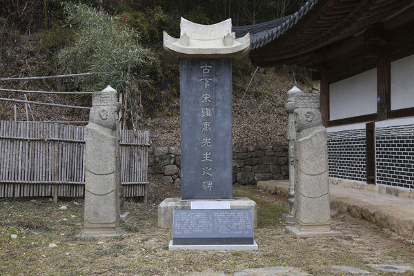 기념관 앞에 있는 옛 망우리 묘지에 있었던 송진우선생 묘비와 문인석과 석물