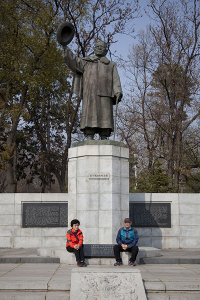 어린이대공원내 고하 송진우선생 동상 앞에서 잠시 휴식하는 주민들