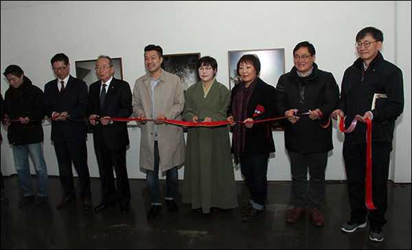 김동우 작가의 출판기념회 테이프 자르는 모습(왼쪽에서 세번째 3·1운동 100주년기념사업추진위원회 박남수 상임대표 , 그 옆이 김동우 작가, 이윤옥 시인, 배국희 대한인국민회 전 이사장)