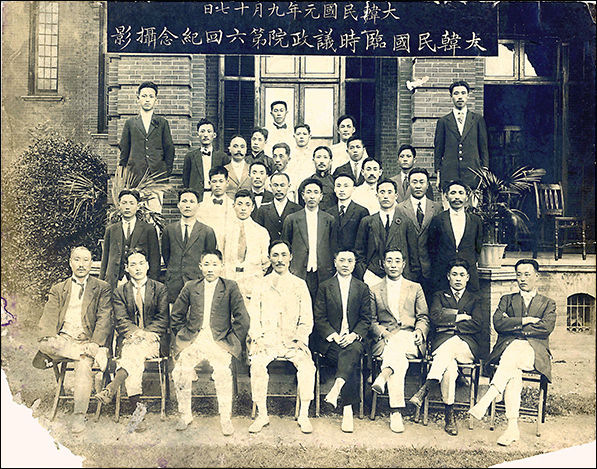 대한민국임시의정원 제6회 기념사진(백범김구선생기념사업회)