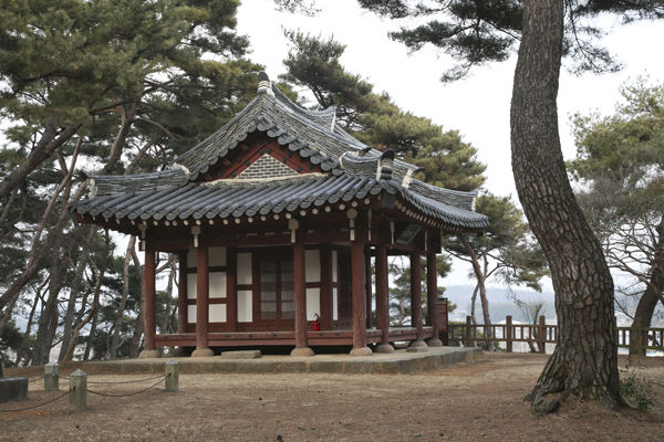 송강정 전경, 송강정에도 구들을 들인 방이 있어 겨울철에도 쓸수 있게 하였다.