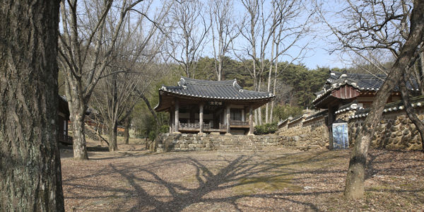 식영정 아래 서하당과 장서각