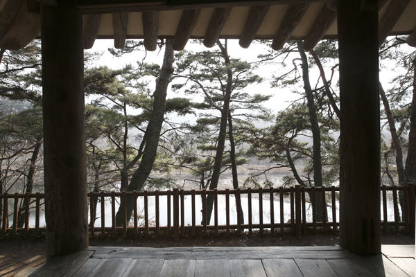 식영정 마루에서 본 광주호, 광주호는 최근에 호수가 되었고, 예전에는 물이 흐르는 계곡이었다.