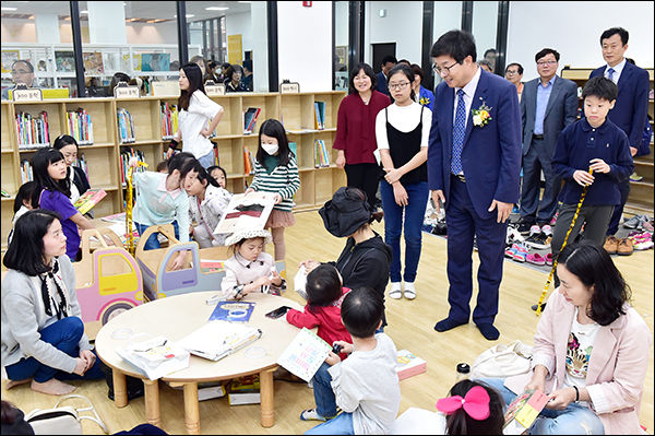 매여울도서관에 참여한 염태영 시장