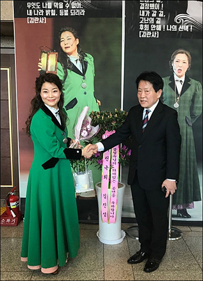 김란사 지사를 다룬 음악극을 마치고 김란사 역을 맡은 배우와 함께한 김란사 지사 후손 김용택 회장
