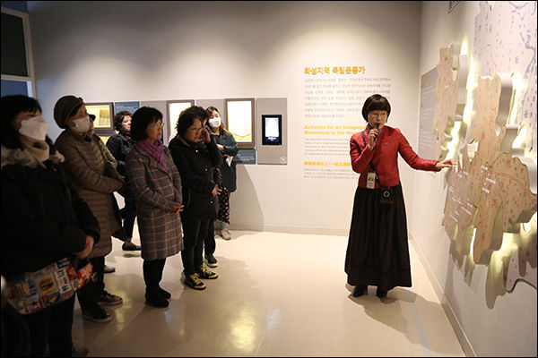 수원시민들이 제암리3.1운동순국기념관을 방문해 기념관 해설사로부터 3.1운동에 대한 설명을 듣고 있다.