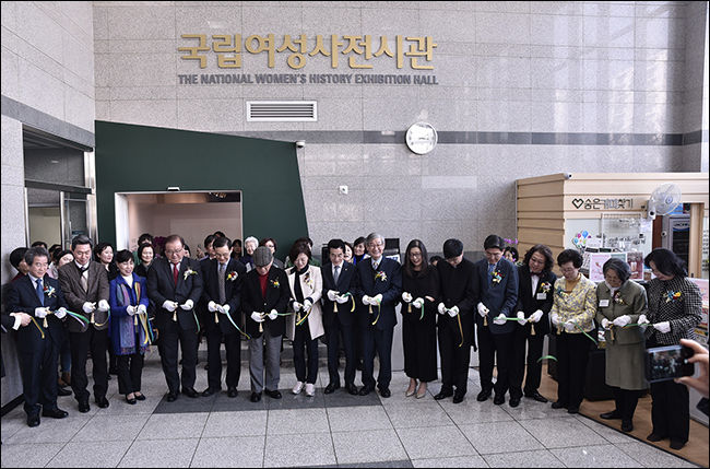 '여성독립운동가, 미래를 여는 100년의 기억' 전시 개막 테이프를 끊는 내빈들, 한 가운데 옅은 핑크 자켓이 진선미 여성가족부장관, 그 왼쪽이 한완상 위원장
