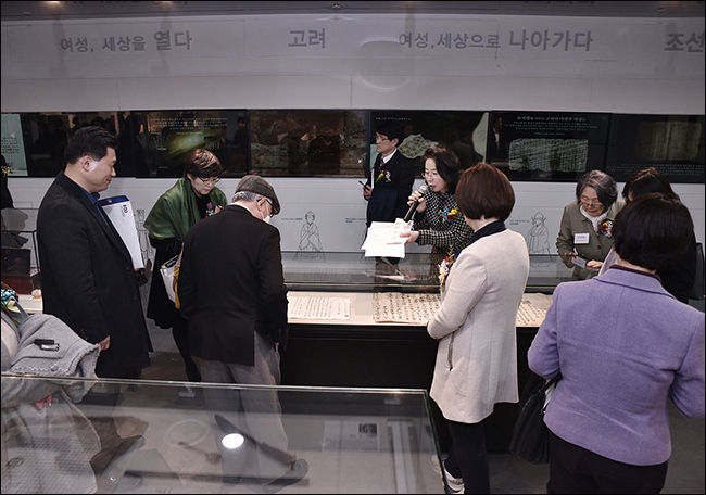 1층에는 여성독립운동가 관련 전시공간이고 2층은 위안부 등 여성사 전반의 전시공간이다. 전시물을 둘러보는 내빈들