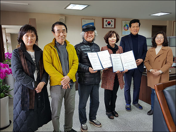 울력다짐식을 한 장안중학교 김경희 교장과 한중미술협회 차홍규 회장