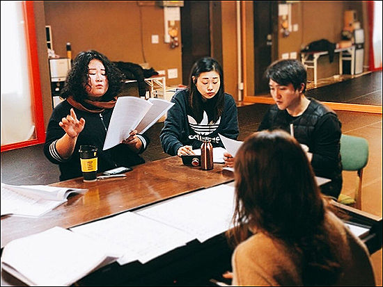 음악극 '들꽃 찾아' 를 연습 중인 단원들