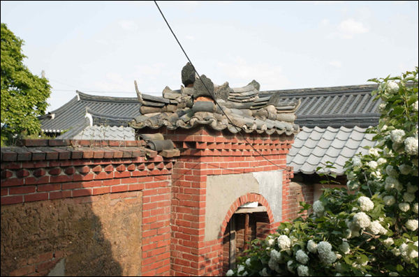 고택 단월문 꽃담