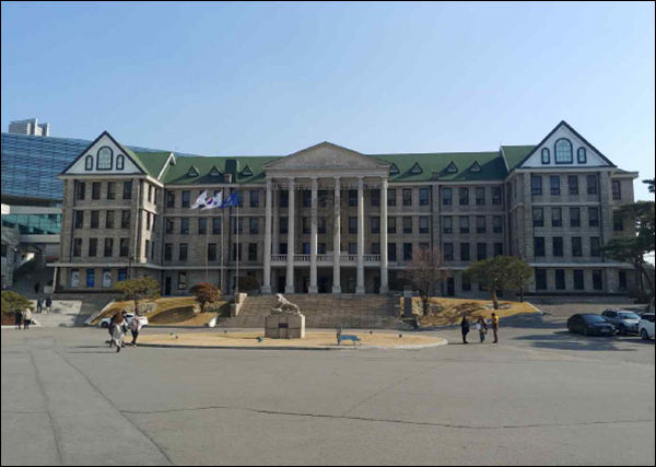 서울 한양대학교 구 본관 전경>