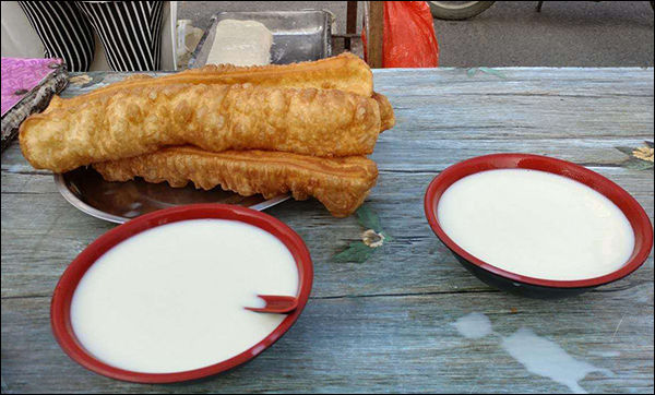 중국의 먹거리 요우티아오(꽈배기)와 또우짱(콩국), 값싸고 맛있다.