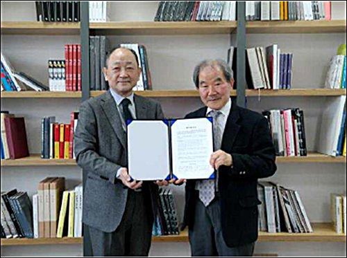 운힘다짐을 하는 국외소재문화재재단 지건길 이사장과 국립현대미술관 윤범모 관장