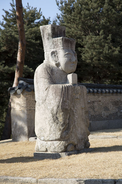 왕릉 앞에서 임금을 보필하는 문인석